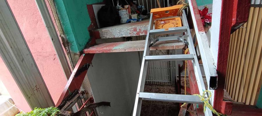 Colapsa escalera de edificio del fraccionamiento Palmitas; hay un lesionado