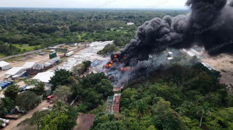 Arde predio donde presuntamente se almacenaba huachicol en Centro