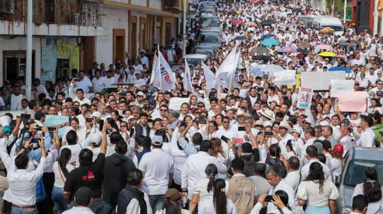 Marchan en Villahermosa por la paz, seguridad, y en apoyo a May