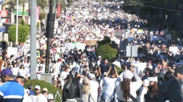 Sinaloenses vuelven a marchar por la paz en Culiacán y exigen renuncia del gobernador