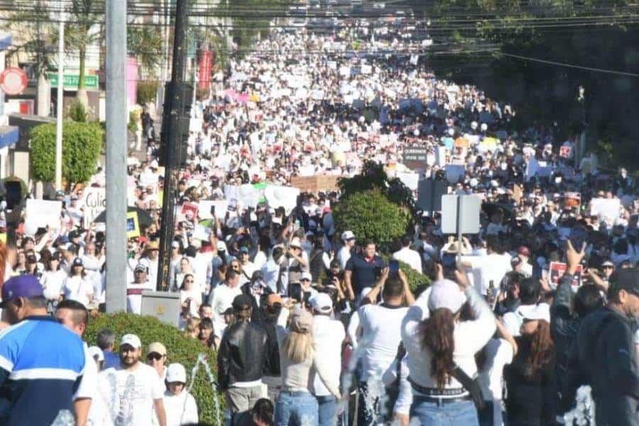 Sinaloenses vuelven a marchar por la paz en Culiacán y exigen renuncia del gobernador