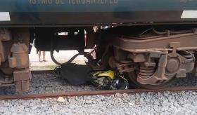 En Teapa, motocicleta es arrastrada por tren interoceánico