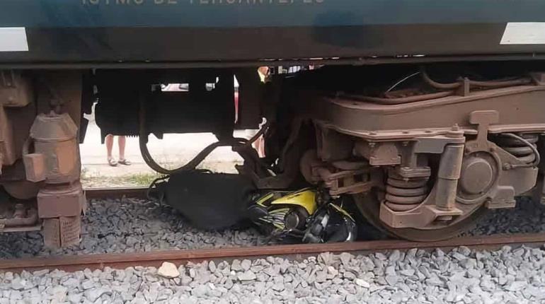 En Teapa, motocicleta es arrastrada por tren interoceánico