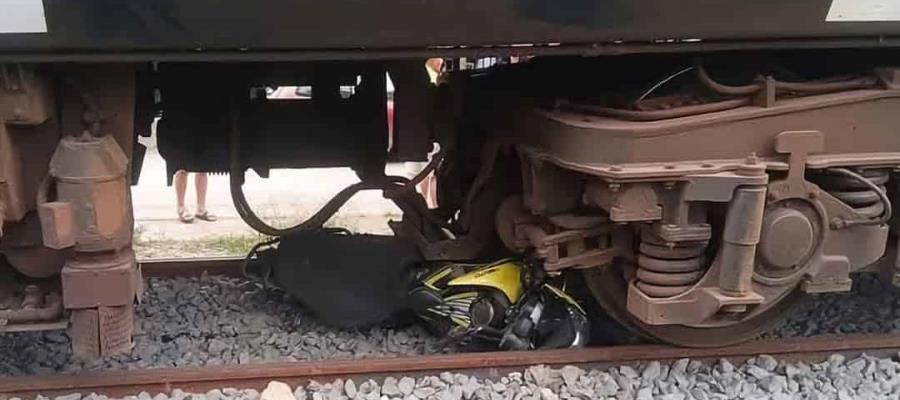 En Teapa, motocicleta es arrastrada por tren interoceánico