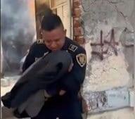 Policías salvan vida de niños en incendio en CDMX, serán ascendidos