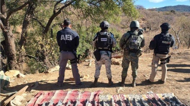 Decomisan arsenal de explosivos y armas en Chihuahua