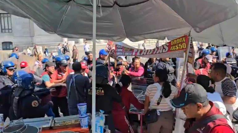 Comerciantes y policías de CDMX protagonizan riña en Alameda Central