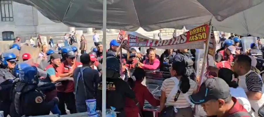 Comerciantes y policías de CDMX protagonizan riña en Alameda Central