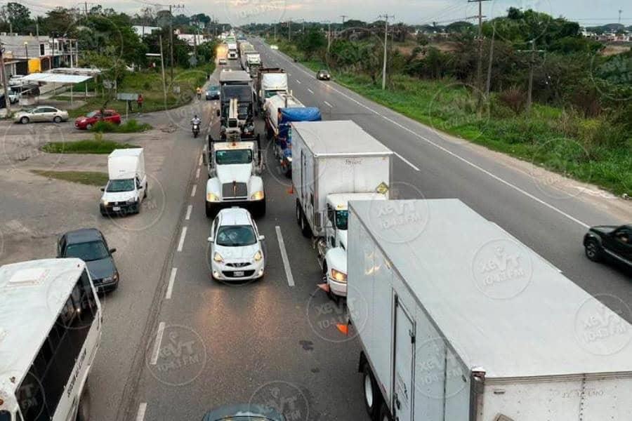 Por supuestos abusos de la GN, pochis bloquean la Villahermosa – Frontera