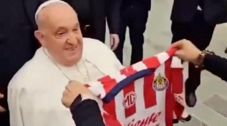 Recibe el Papa Francisco playera del "Rebaño Sagrado"