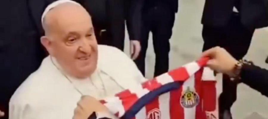 Recibe el Papa Francisco playera del "Rebaño Sagrado"