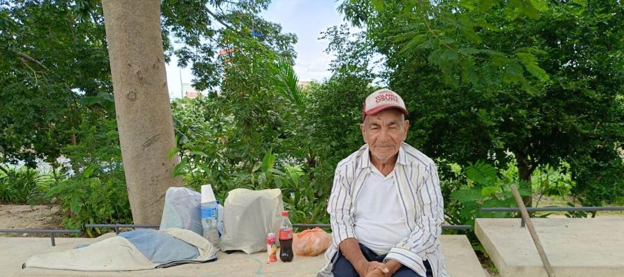 Adulto mayor en situación de calle pide ayuda para rentar cuarto