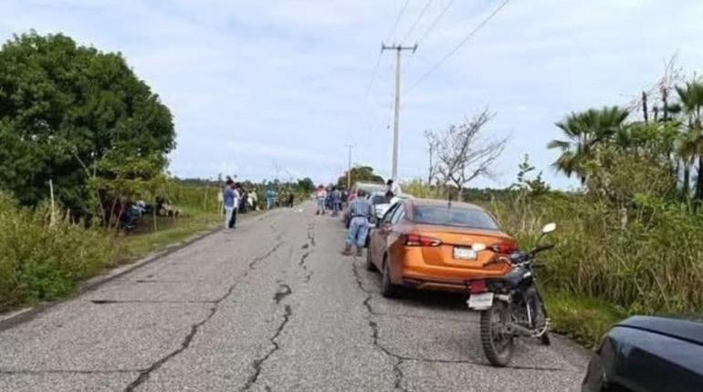 Bloquean campesinos de Cárdenas carretera por afectaciones debido a derrames de hidrocarburo