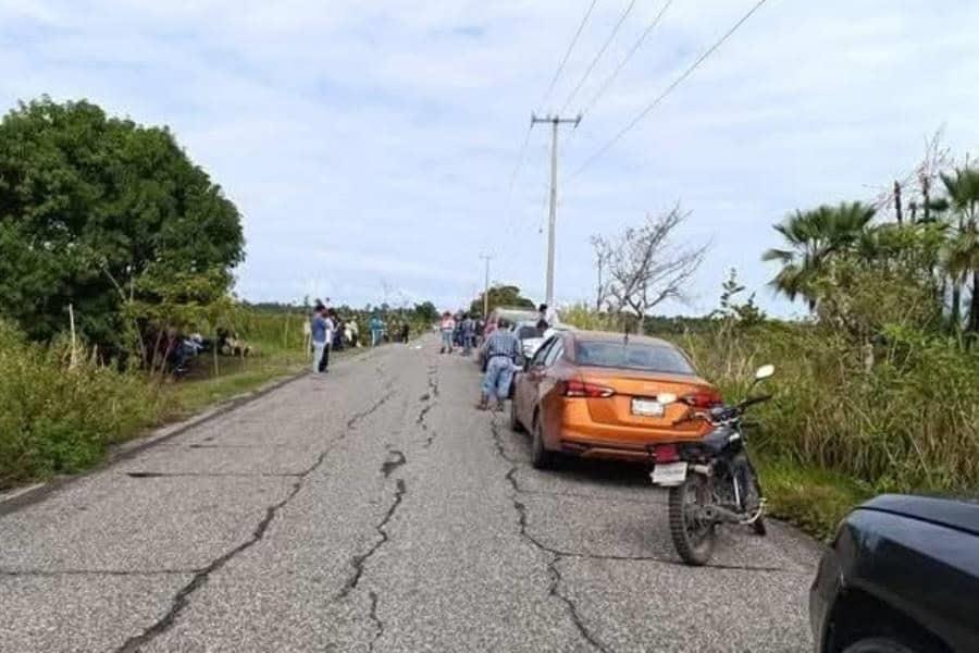 Bloquean campesinos de Cárdenas carretera por afectaciones debido a derrames de hidrocarburo