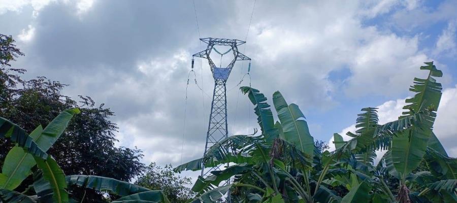 Cuelgan "narcomanta" en torre de alta tensión de CFE en Centro