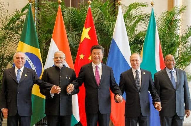 Trump amenaza con aranceles del 100% a países del BRICS que traten de reemplazar dólar estadounidense