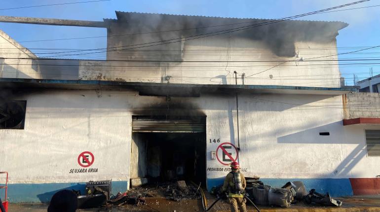 Arde bodega de muebles en Villahermosa, resulta pérdida total