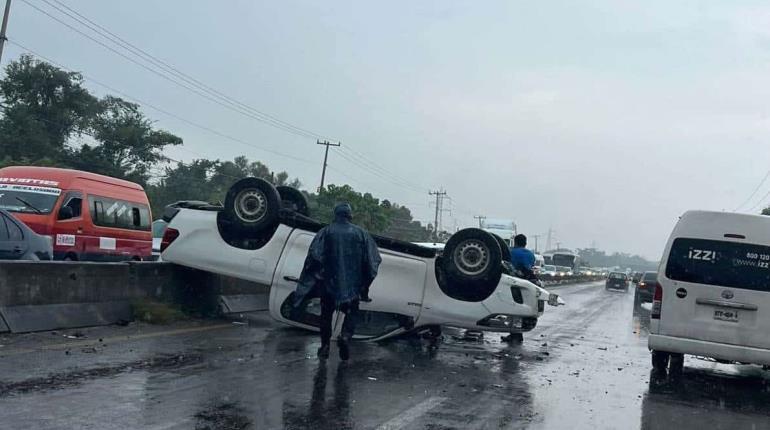 Lluvia y exceso de velocidad provocan volcadura de camioneta en la Villahermosa-Teapa