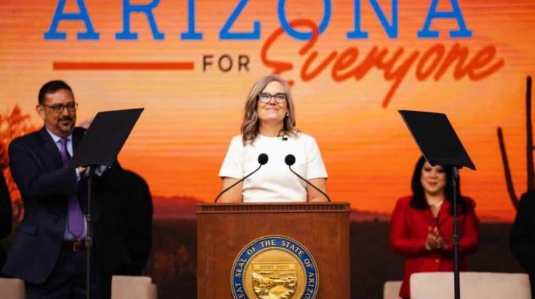 Gobernadora de Arizona alerta alzas en alimentos y gasolina ante aranceles de Trump