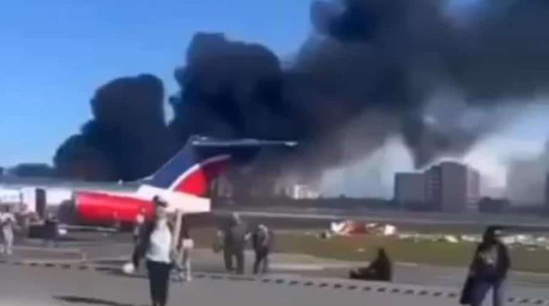 Arde ala de avión en Houston durante despegue