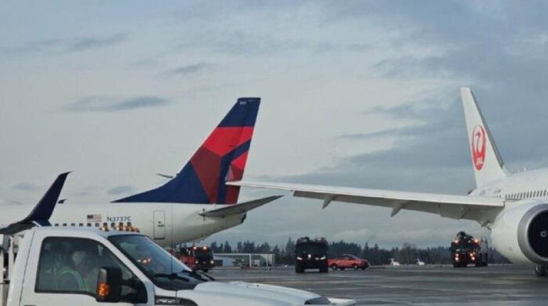 Choca Avión de Japan Airlines contra otro de Delta en aeropuerto de Seattle