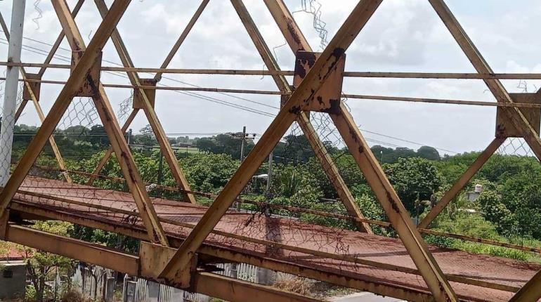 Denuncian puente peatonal en malas condiciones en ranchería El Zapotal