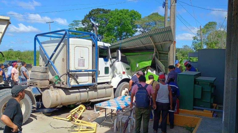 Góndola se impacta contra puesto de comida en la Teapa-Villahermosa; hay 2 lesionados