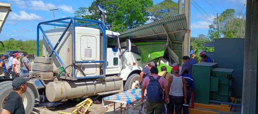 Góndola se impacta contra puesto de comida en la Teapa-Villahermosa; hay 2 lesionados