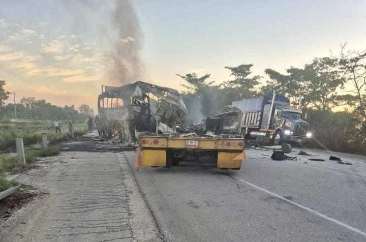 Sólo sobrevivieron 8 en accidente de camión con tabasqueños en Escárcega