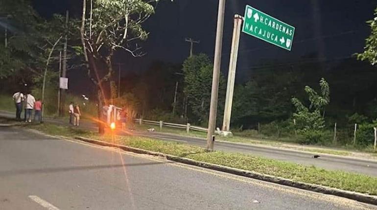 Se pestañea, choca con señalamiento y vuelca en la Villahermosa-Nacajuca