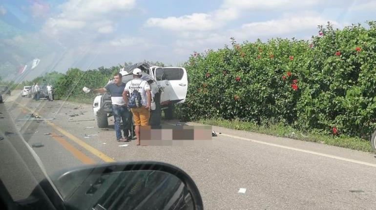 Motociclista se impacta contra camioneta y resulta lesionado en la Teapa-Villahermosa