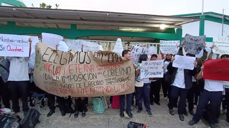 Protestan alumnos del Cecyte por recontratación de 9 docentes