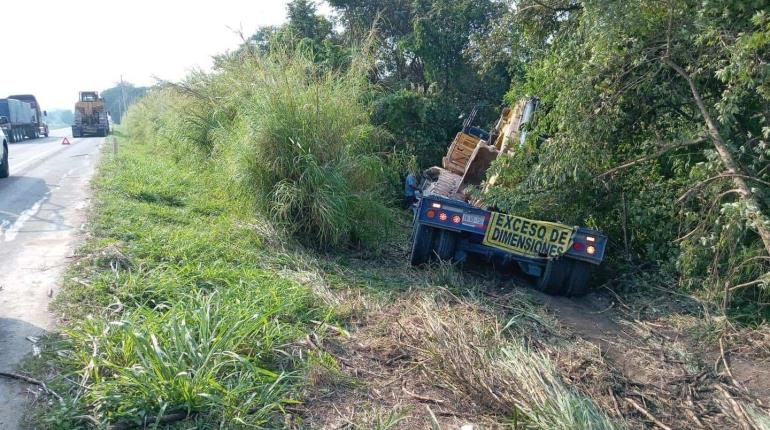 Embiste y atraviesa remolque con caña en el C-32 de Huimanguillo