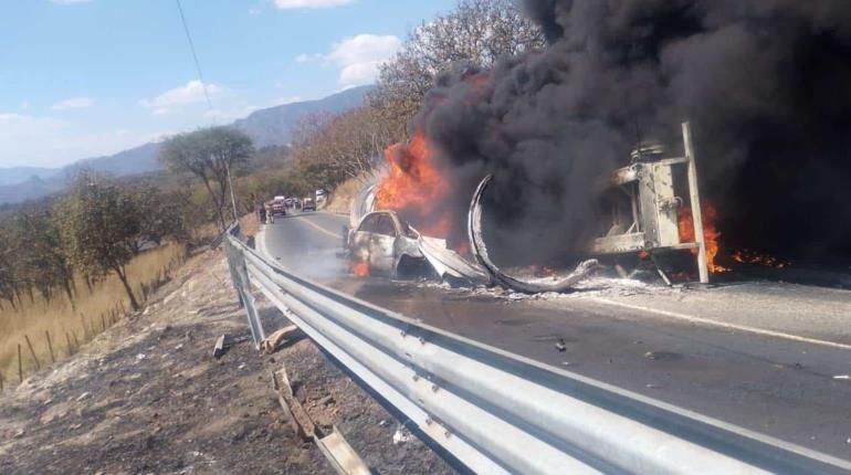 Tras choque pipa de combustible explota en Tecolotlán, Jalisco