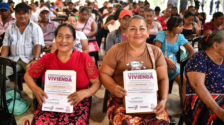 Entrega gobierno estatal 100 certificados de viviendas y 331 tarjetas de pensión a hombres en Teapa