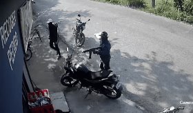 Hombres en motocicleta roban negocio en Huimanguillo