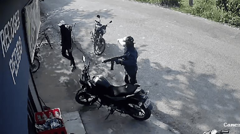 Hombres en motocicleta roban negocio en Huimanguillo