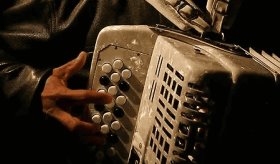 Grupo Híbrido suspende reproducción y presentación narcocorridos en sus establecimientos