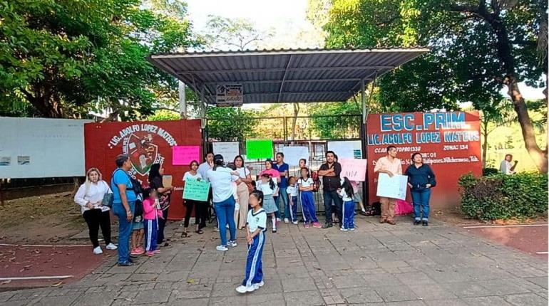 Cierran padres de familia primaria en Centro para exigir restitución de docente