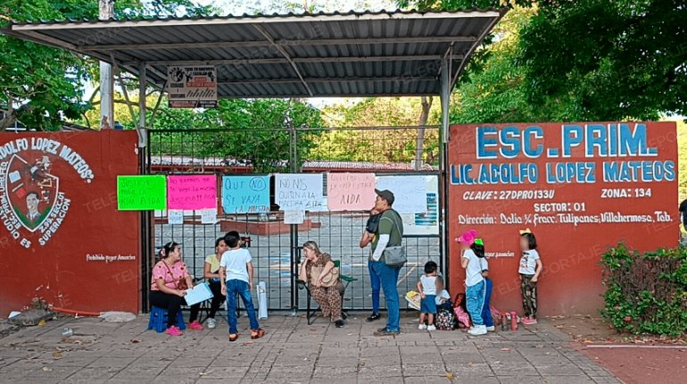 Mantienen protesta por cambio de maestra en primaria de Centro