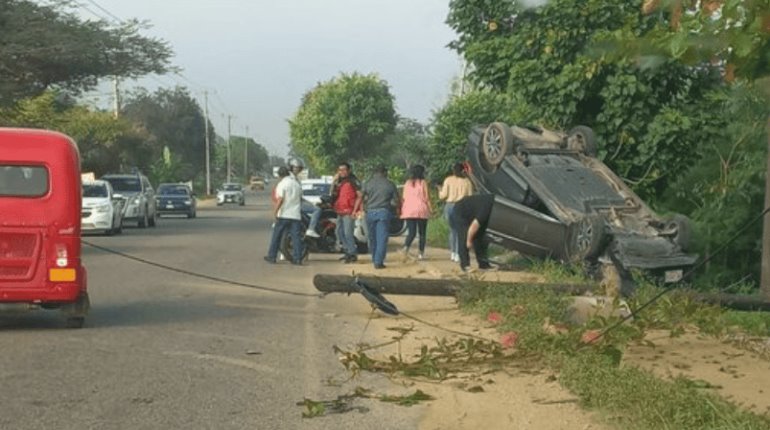 Vuelca al evitar impactar a camión que invadió carril en la Villahermosa-Jalapa