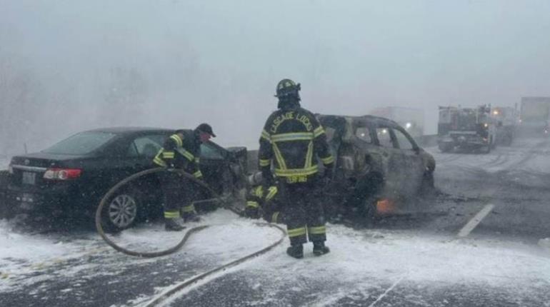 Chocan más de 100 vehículos en Oregón, EE. UU. por nieve