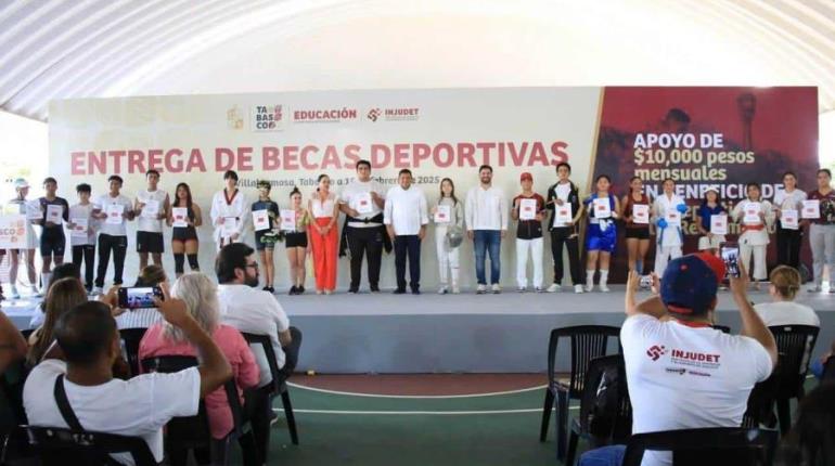 Entregan 300 becas a atletas tabasqueños; "es un día histórico": Injudet