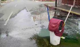 Piden vecinos de la colonia Rovirosa reparación de socavón con agua negras