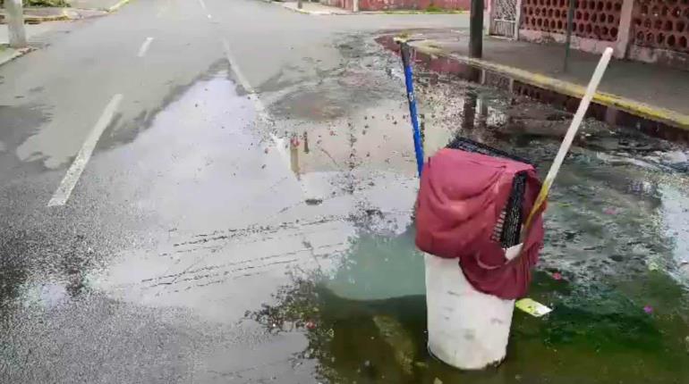 Piden vecinos de la colonia Rovirosa reparación de socavón con agua negras