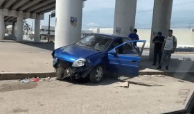 Choca a motociclista, huye y después se impacta contra muro en Centro