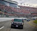 Trump da vueltas con "La Bestia" al circuito Daytona 500