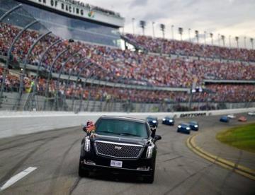 Trump da vueltas con “La Bestia” al circuito Daytona 500