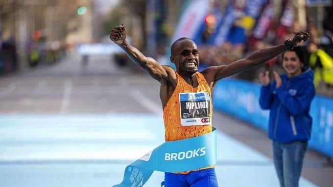 Atleta ugandés rompe récord mundial en medio maratón de Barcelona