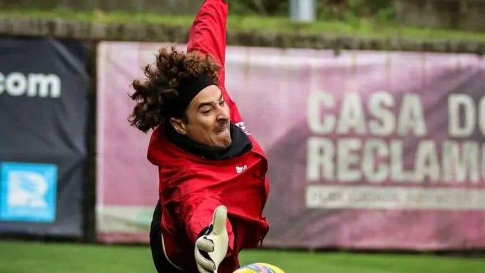 Memo Ochoa comete grave error y deja escapar la victoria del AVS de Portugal